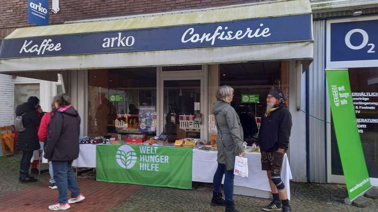 Infostand einer Aktionsgruppe auf dem Markt in Nordenham, zu sehen sind Aufsteller mit dem Logo der Welthungerhilfe.