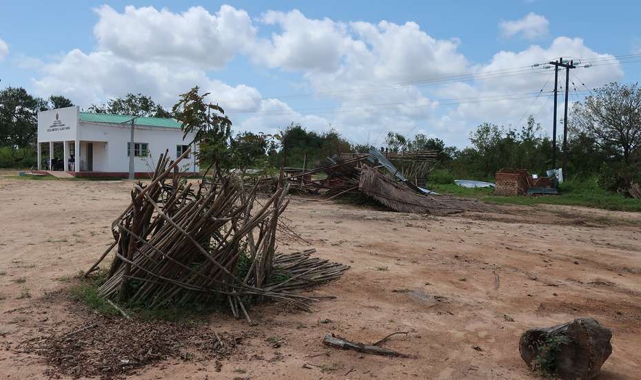 Zerstörte Hütten vor dem Verwaltungszentrum in Matenga, Mosambik nach Zyklon Idai.