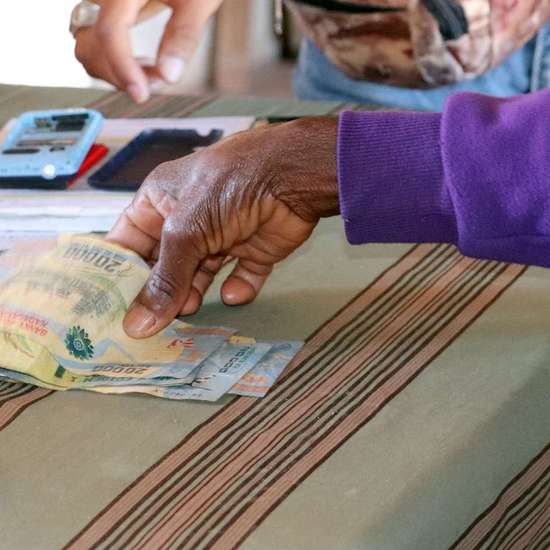 Bargeldauszahlung im Rahmen eines Welthungerhilfe-Projekts in Madagaskar. Zu sehen ist eine Hand, die Geldscheine hält.