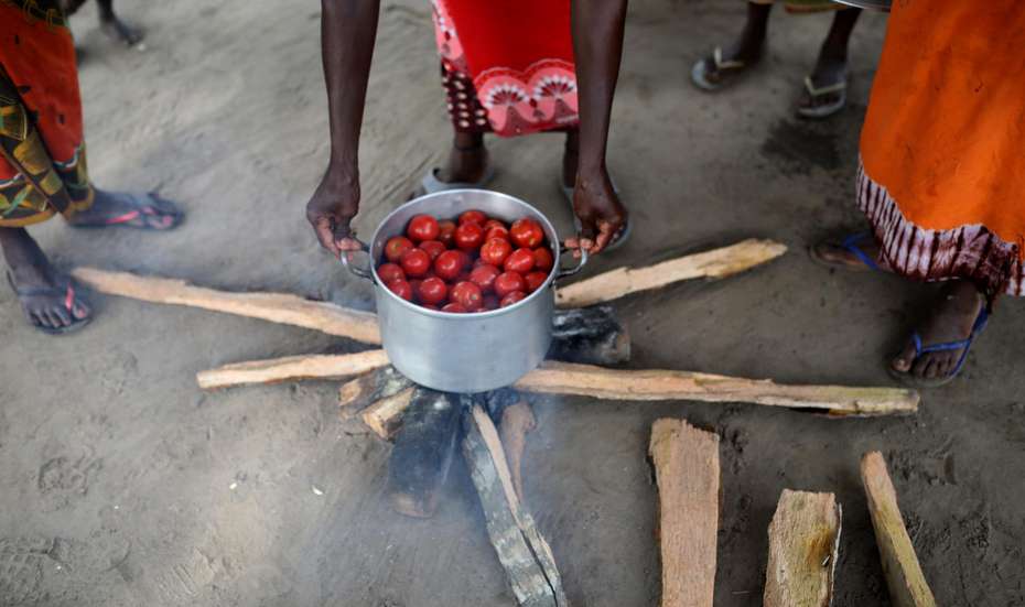 Ein Topf, in dem Kleinbauern aus Tomaten ein leckeres, drei Monate haltbares Püree kochen.