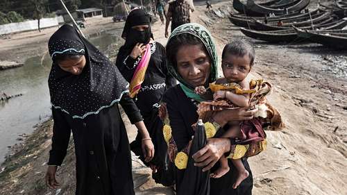 Hilfe für Rohingya-Flüchtlinge - jetzt spenden! Bild: Eine Gruppe von Frauen, eine trägt ein Baby auf dem Arm.