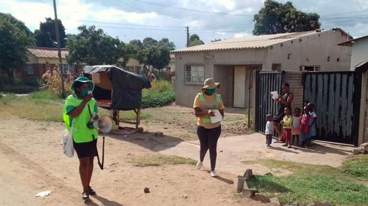 Geschulte Freiwillige und Moderatoren von Gesundheitsclubs in der Gemeinde verbreiteten Covid-19-Informationen über Lautsprecher an die Einwohner von Glenview, einem Vorort von Harare, Simbabwe. 
