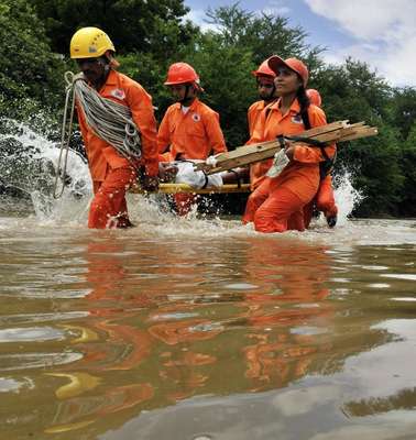 Rettungskräfte evakuieren einen Verletzten im Hurrikan-Gebiet in Nicaragua