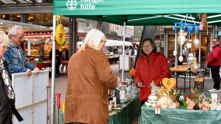 Aktionsgemeinschaft Oberhausenunterstützt Welthungerhilfe auf einem Flohmarkt.