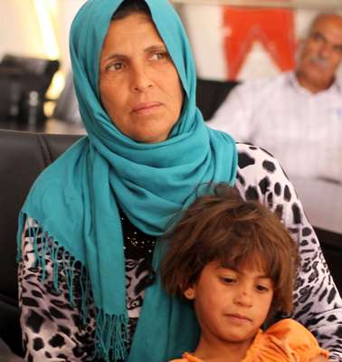 Aya Daoud ist mit ihrer Tochter aus Syrien geflohen. In einem Welthungerhilfe-Projekt in der Türkei baut sie Gurken an.