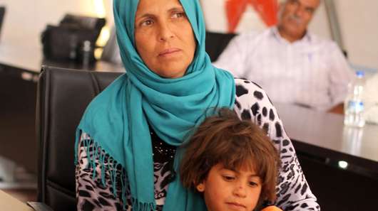 Aya Daoud ist mit ihrer Tochter aus Syrien geflohen. In einem Welthungerhilfe-Projekt in der Türkei baut sie Gurken an.