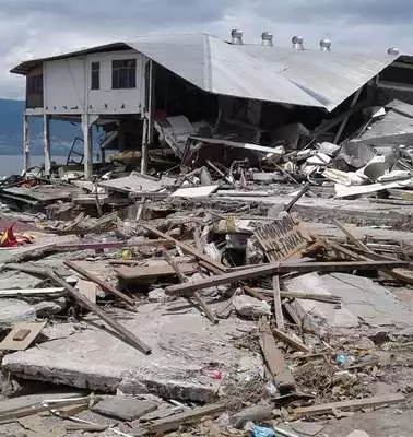 Zerstörung nach dem Tsunami in Indonesien. Bild: Ein zerstörtes Haus.
