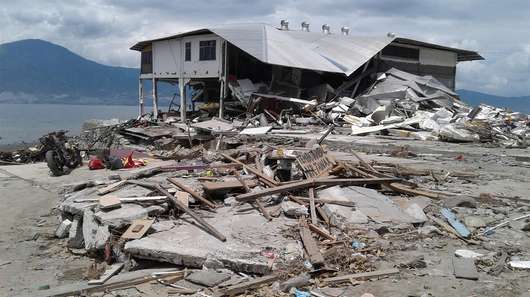 Zerstörung nach dem Tsunami in Indonesien. Bild: Ein zerstörtes Haus.
