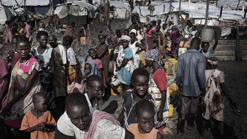 Menschen stehen Schlange an einer Wasserstelle im Flüchtlingscamp Malakal im Südsudan.