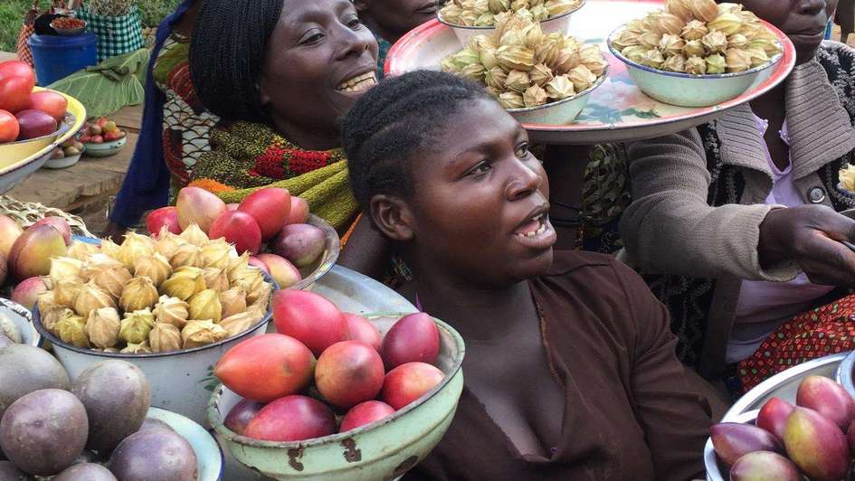 Dem Hunger trotzen: Frauen im Kongo bieten ihre Ware auf einem Markt an.