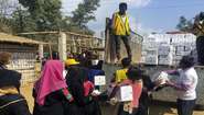 Geflüchtete der Rohingya nehmen Pakete von einem Lastwagen entgegen