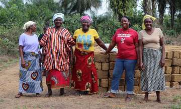 Frauen-Steine-für-Huehnerstaelle-Liberia