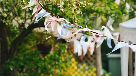 Anlassspende zum Jubiläum: Wimpelkette in einem Garten