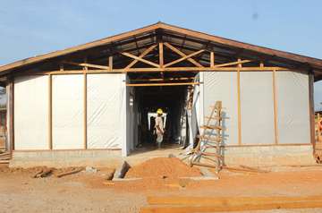 Ebola-Behandlungszentrum im Aufbau