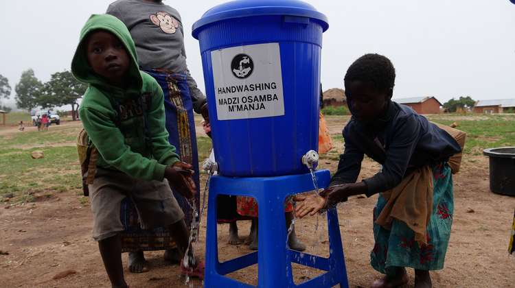 Kinder waschen ihre Hände, Malawi, 2017.