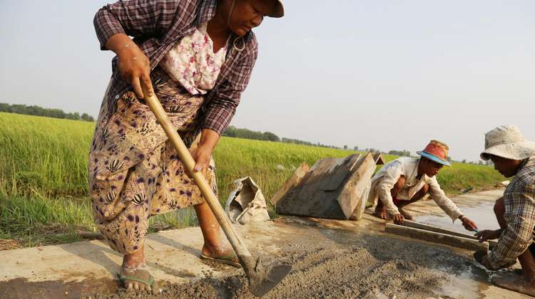 Drei Myanmare bauen einen Weg zwischen zwei Dörfern
