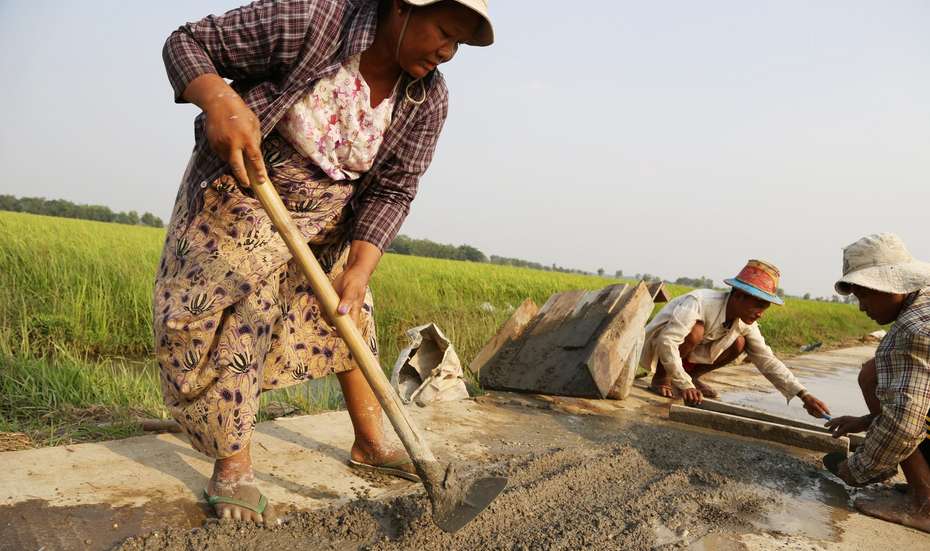Drei Myanmare bauen einen Weg zwischen zwei Dörfern