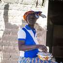 Eine Frau mit einem Topf in Kongoussi, Burkina Faso.