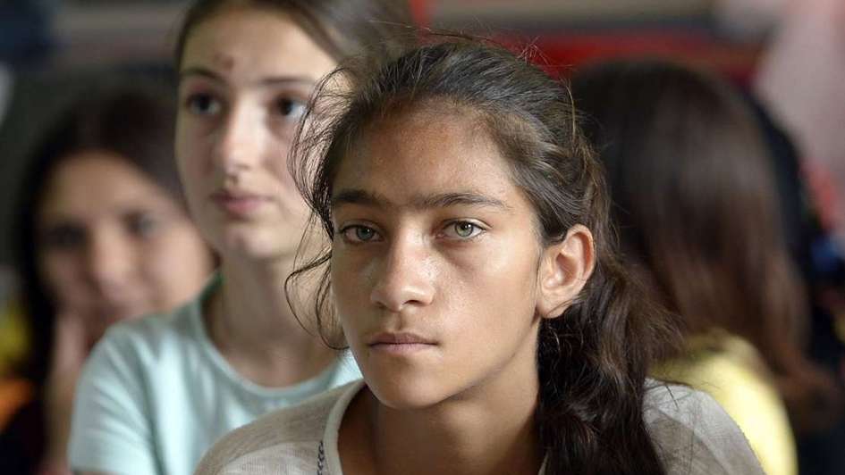 Ein Mädchen mit anderen geflüchteten Kindern in einem Kinderzentrum in Mardin, Türkei.