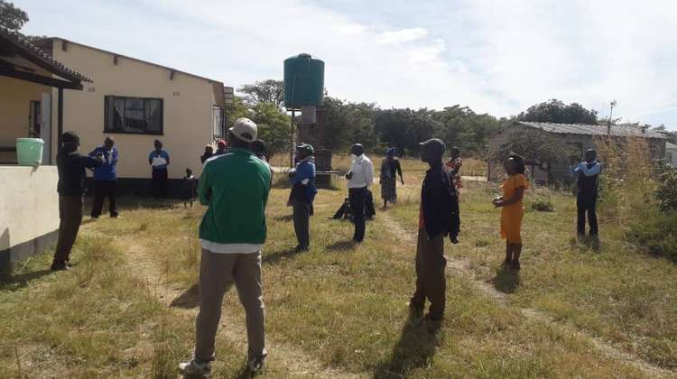 EHO demonstriert Führungskräften der Gemeinde auf der Station 1 der Chitora-Klinik im Bezirk Shurugwi, Simbabwe, 10 Schritte zum Händewaschen.