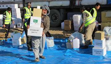Irakischer Mann trägt Nothilfepakete der Welthungerhilfe