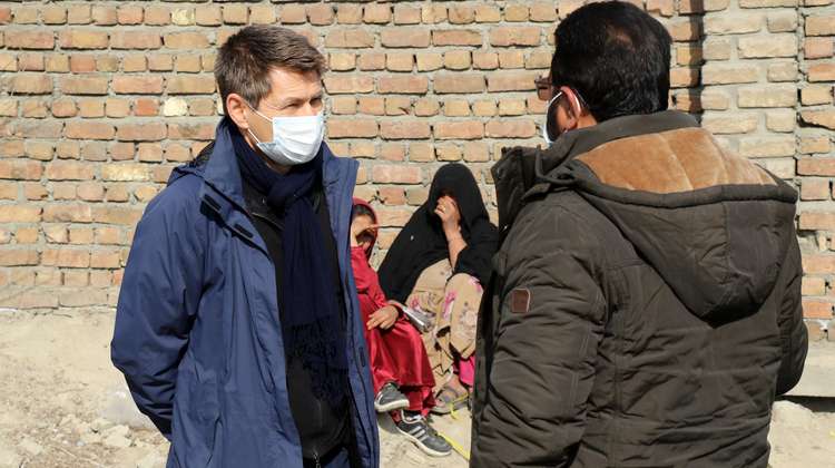 Lebensmittelverteilung in Kabul: Mathias Mogge im Gespräch mit einem Mitarbeiter.