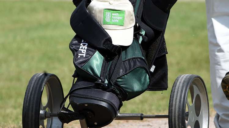 Detailaufnahme: Golftasche mit Welthungerhilfe-Logo