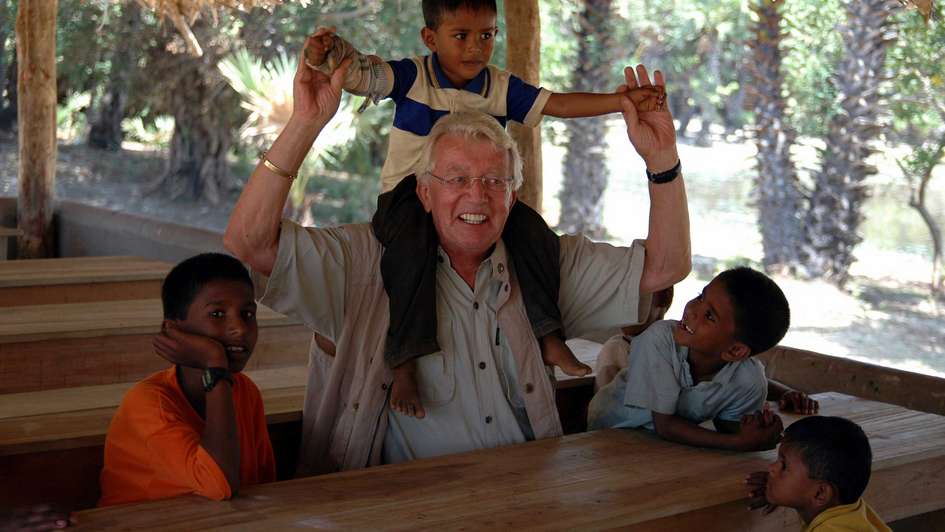 Dieter Thomas Heck mit Kindern in Sri Lanka