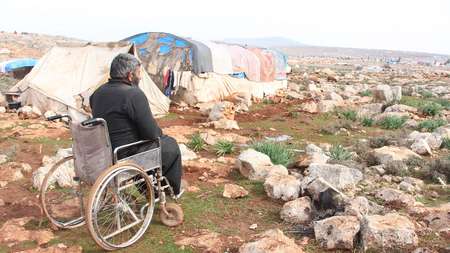 Ein Mann im Rollstuhl in einem Flüchtlingscamp