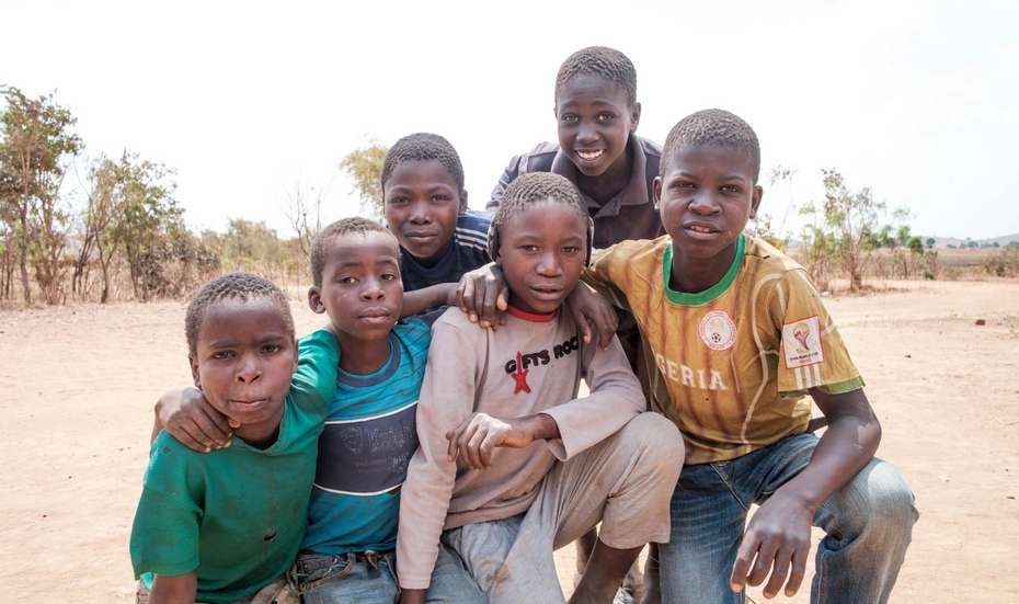 Jugendliche mit Hannes Buchwald, Sambia, 2020.