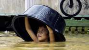 Junge in Indonesien im Wasser der Flut