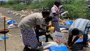 Menschen bekommen mit Spenden für Überschwemmungen in Afrika Nahrung.