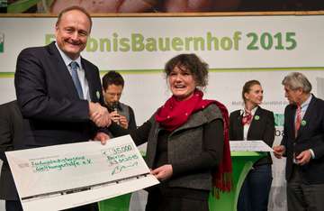 Joachim Rukwied, Praesident Bauernverbands, überreicht einen Scheck in Höhe von 35.000 Euro an Welthungerhilfe-Regionaldirektorin Renate Becker.