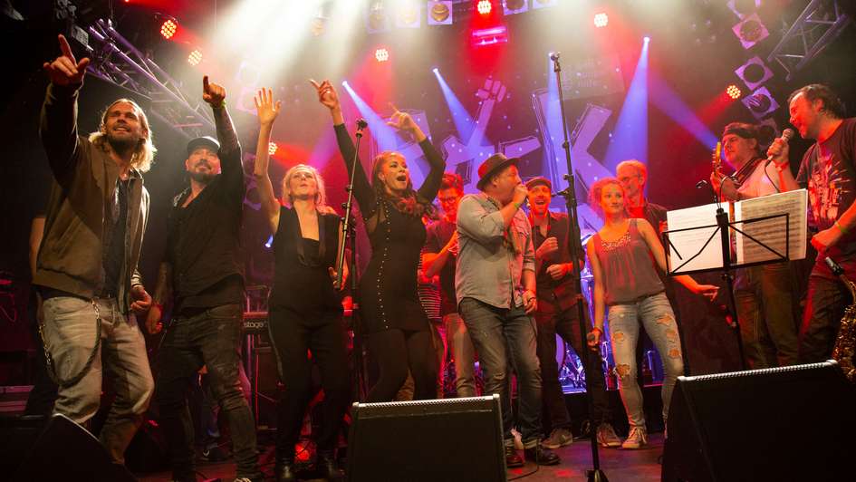 Die teilnehmenden Bands zusammen auf der Bühne bei "Rock gegen Hunger 2018" in Hamburg.