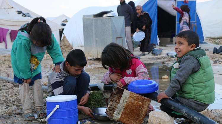 Syrische Flüchtlingskinder holen Wasser, Syrien 2021.