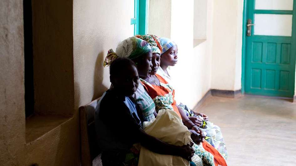 Frauen warten auf Behandlung im Fepsi Krankenhaus