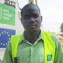 Jetzt für Uganda spenden. Bildbeschreibung: Moses Yokwe aus Uganda ist ein Geflüchteter und Hygiene-Promoter.
