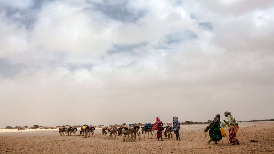Frauen auf dem Weg zur Wasserausgabe, Somaliland, 2018.