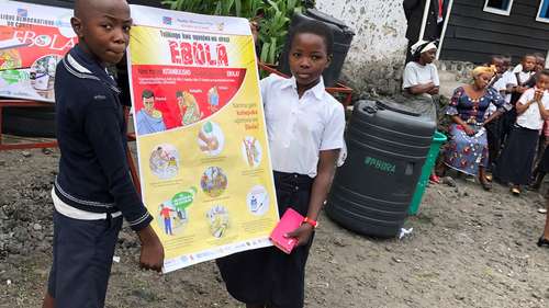 Kinder mit einem Plakat zur Ebola-Prävention im Kongo.