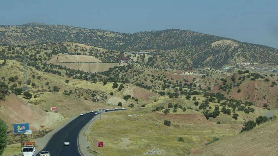 Hügelige Landschaft mit einer Straße in der Mitte im Nordirak