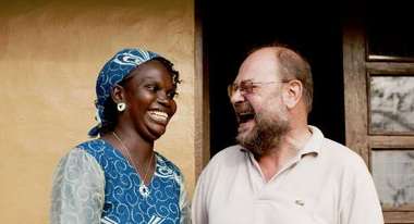 Pressereise in Sierra Leone: Antoinette Saffa und Franz Moestl vor deren Büro. 
