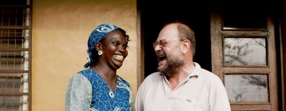 Pressereise in Sierra Leone: Antoinette Saffa und Franz Moestl vor deren Büro. 
