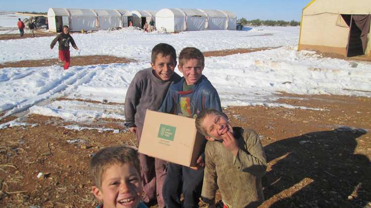 Verteilung von Hilfsgütern an Flüchtlinge in Manbij, Provinz Aleppo.