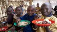 Kinder nehmen in der Schule eine Mahlzeit zu sich