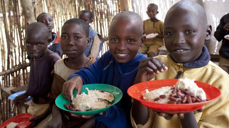 Kinder nehmen in der Schule eine Mahlzeit zu sich