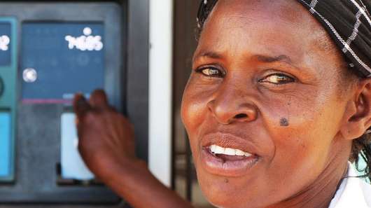 Digitales Bezahlsystem: So geht Wasserholen im Ngakaa Water Project in Makueni County, Kenia.