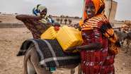 Jahresbericht-Welthungerhilfe-2019-Somaliland-Frauen-Esel-Verteilung-Wasser-2020.