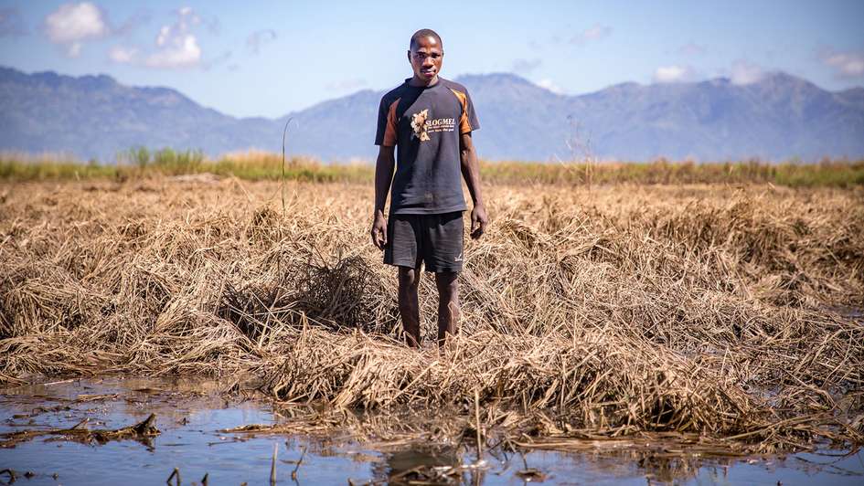 Ein Bauer steht auf seinem von einem Zyklon zerstörten Feld in Malawi. Vorausschauendes humanitäres Handeln kann die negativen Konsequenzen solcher Katastrophen lindern.