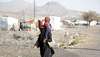 Nothilfe in Jemen. Eine Mutter trägt ihr Kind durch das Dharawan Flüchtlingscamp in Sanaa.