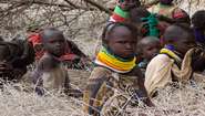 Dürre in Kenia: Mehrere Kinder sitzen auf dem Boden.